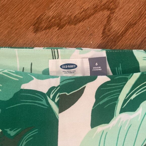 NWT Old Navy shorts, high-rise 10 inches from crotch to waist,  size 6 - Picture 2 of 9